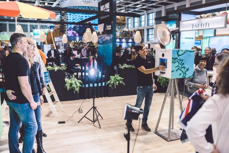 Fotobox mit Greenscreen auf Messe Messestand